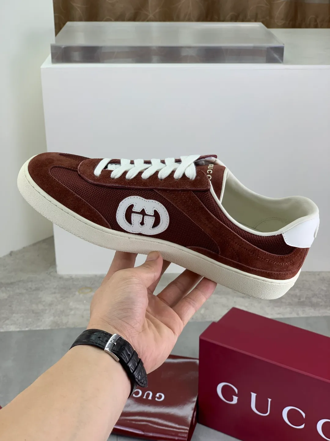 Men's shoes 💰P562 New GUCCI classic design moral training element catwalk model, matching version of top quality moral training shoes for men and women. Epoxy logo process is concave and convex, matching oil edge technology, punched cowhide cloth surface, suede cowhide surface splicing, breathable and not stuffy, the original overlasted shoe model is comfortable on the feet.  Fabric: Matched leather + cloth + mesh Lining: Water-dyed sheepskin Foot: Water-dyed sheepskin Outsole: Original molded TP matching environmentally friendly material Packaging: Top counter full set of packaging Female 35-42 (Female 41.42. Customized) Male 39-46 (46 customized)
